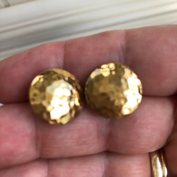 Bloomingdale's Vintage (80's) Gold Tone Hammered Button Post Earrings Glamcore - Picture 4 of 7